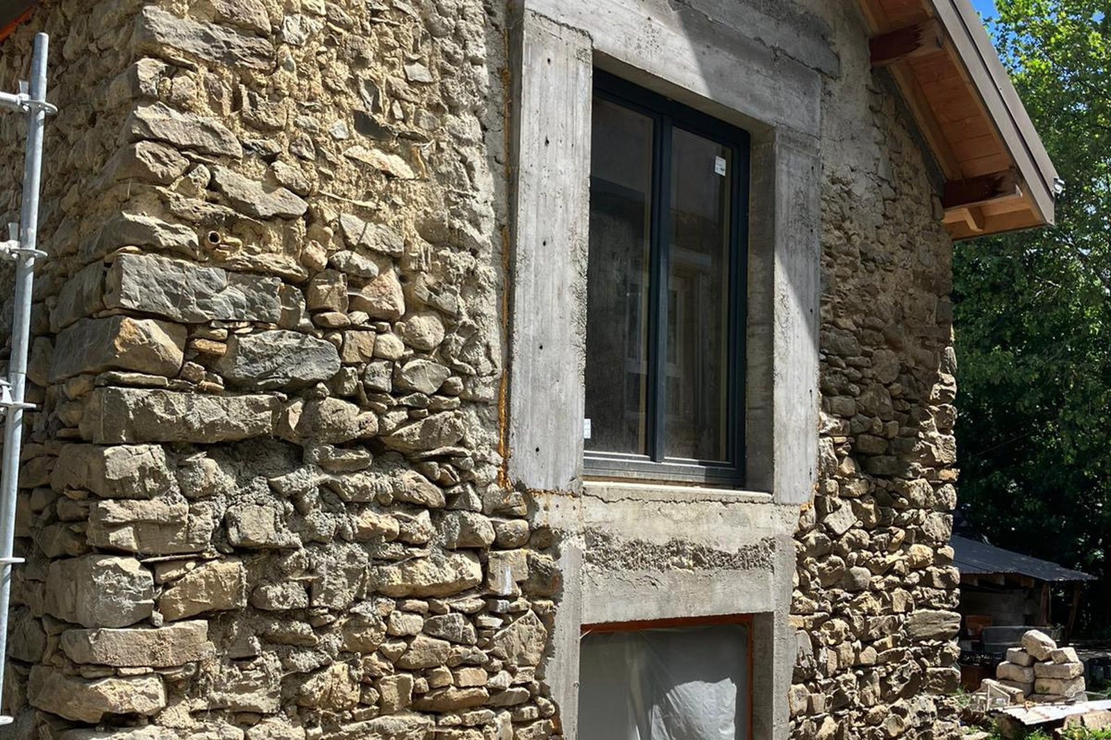 Avant — Rénovation d'une façade en pierre