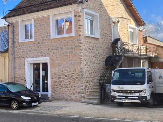 Façade en pierre aux joints réalisés au mortier de chaux, par Chaux Terre Pierre