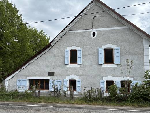 Façade traditionnelle enduite à la chaux