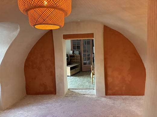 Enduit intérieur à la chaux, arche et teinte ocre