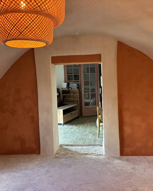 Enduit intérieur à la chaux, arche et teinte ocre