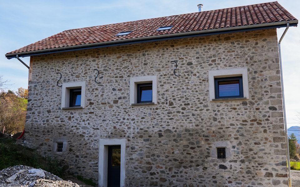 Façade traditionnelle enduite à la chaux dans les Hautes-Alpes