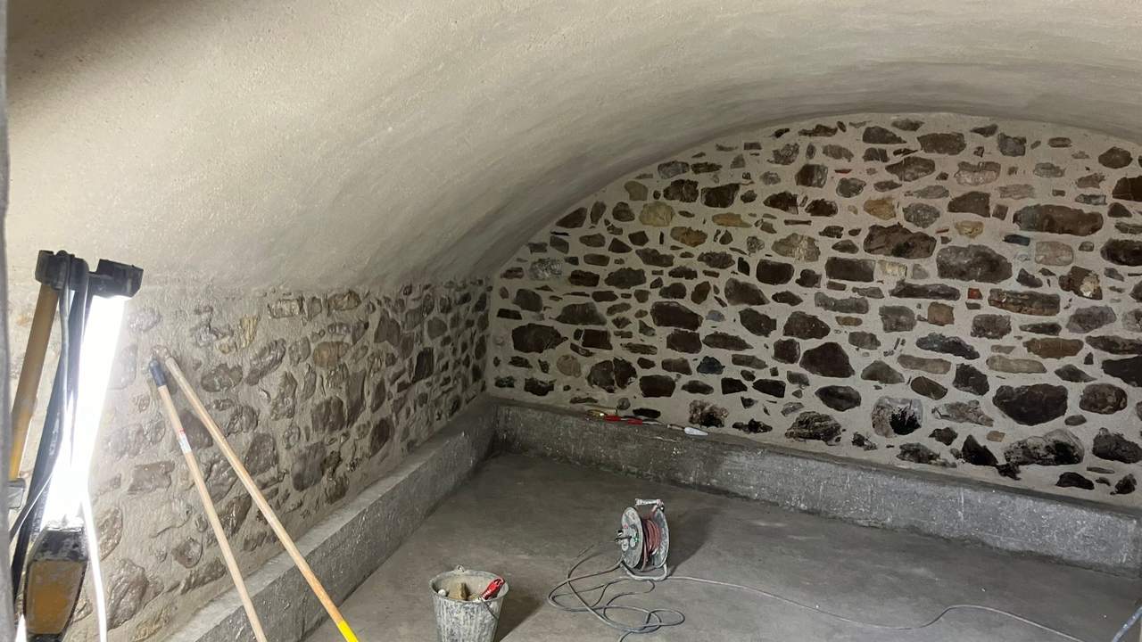 Voûte en pierre apparente et enduit de chaux brossé