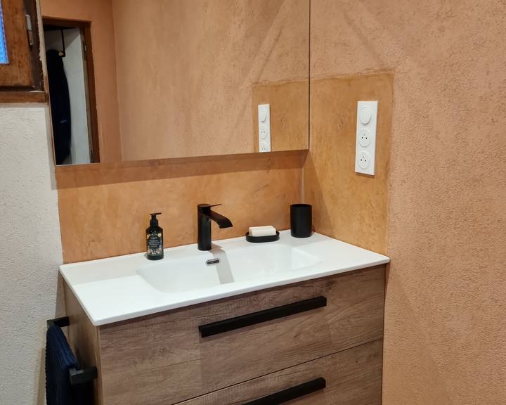 Salle d'eau en tadelakt de chaux, teinte chaude