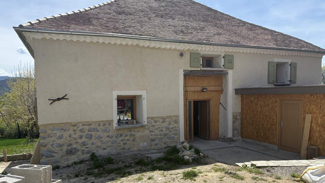 Ravalement de façade à la chaux dans les Hautes-Alpes