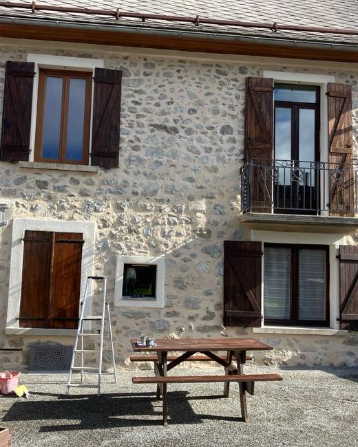 Maison de village à la façade rénovée