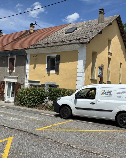 Façade de rue avec finition au badigeon de chaux