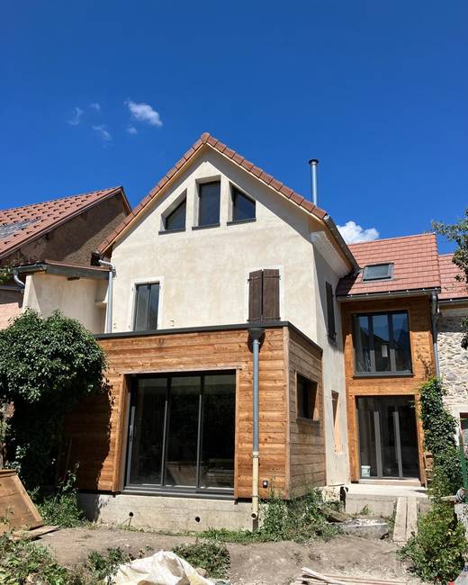 Façade enduite à la chaux avec pignon bois