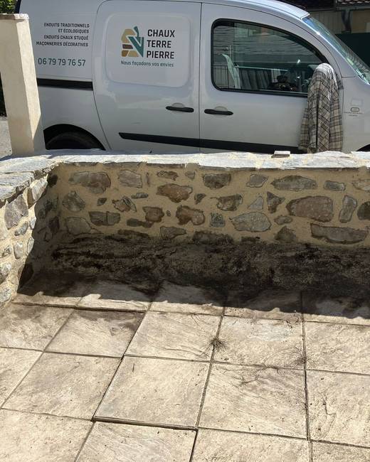 Muret et terrasse en pierre locale