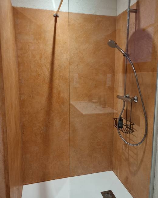 Douche en tadelakt de chaux, teinte chaude