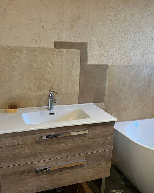 Salle d'eau avec murs en tadelakt de chaux