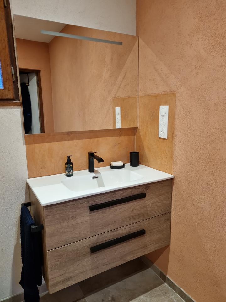 Salle d'eau en tadelakt de chaux avec meuble bois