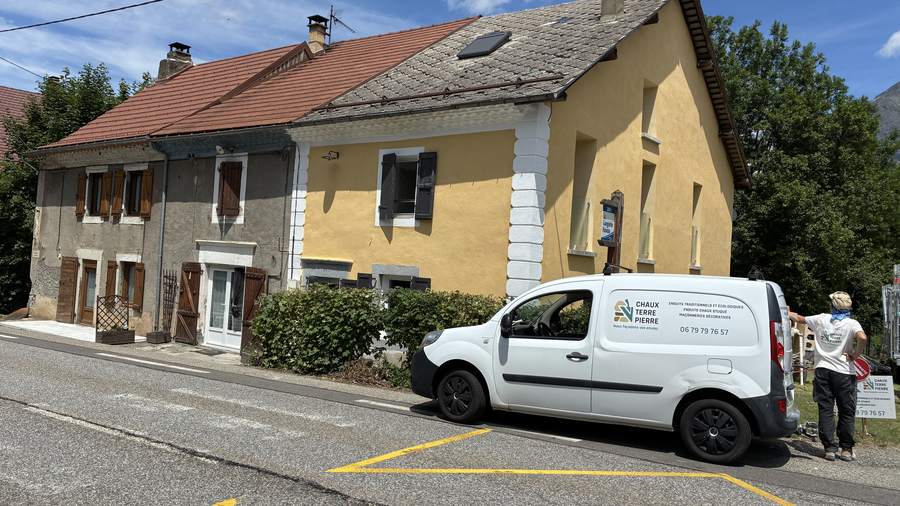 Chantier de façade à la chaux dans un village des Hautes-Alpes